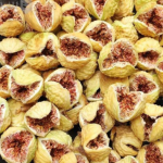 انجیر پرکایران با رنگ طلایی روشن و بافت نرم، محصولی طبیعی و خوش‌طعم از باغ‌های فارس.