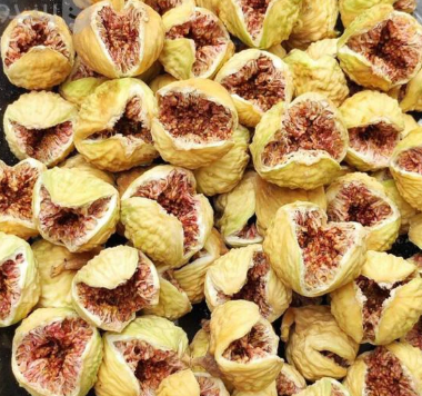 انجیر پرکایران با رنگ طلایی روشن و بافت نرم، محصولی طبیعی و خوش‌طعم از باغ‌های فارس.